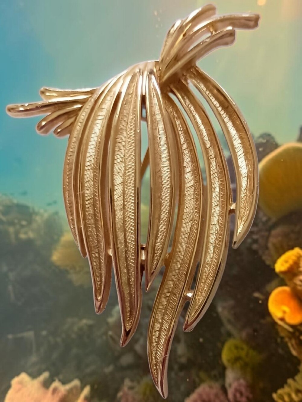 Crown Trifari Cordelia Brooch Pin Brushed Gold Tone Spill Waterfall Fireworks